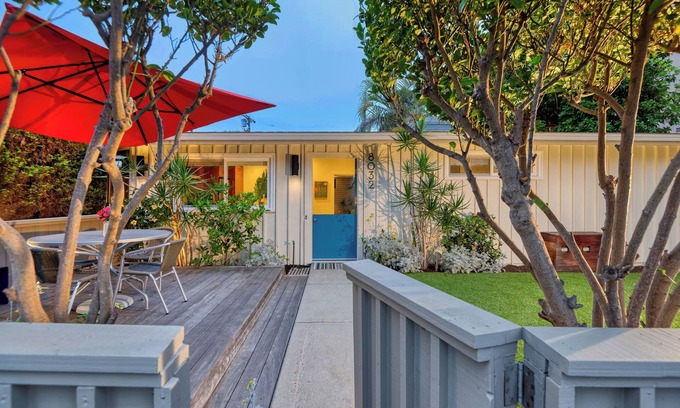La Jolla Shores Cottage | 5 Star Reviews! La Jolla Shores' Immaculate Mid-Century Cottage, Steps to Beach!