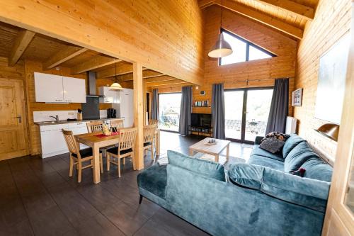 Rieden House | 5 Sterne Ferienhaus Tommy mit Kamin, Seeblick und großer Terrasse
