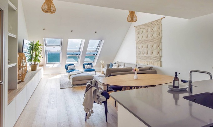 Cawsand Apartment | 5 The Bay - Beach Front Apartment for 8 in Cawsand