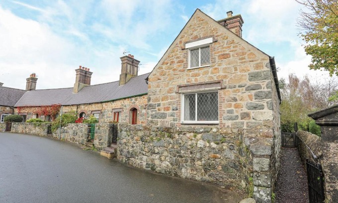 Llandwrog House | 5 The Crescent
