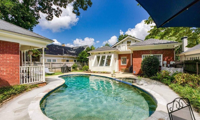 Atkins Park House | 50% off Tues&Wed's in July! WALK 2 Food/Drinks/Parks/ Pet Friendly fenced yard w/ PRIVATE POOL.