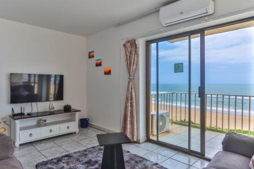 Amanzimtoti Apartment | 504 Amazibu Holiday Flat- Paradise on the Beach