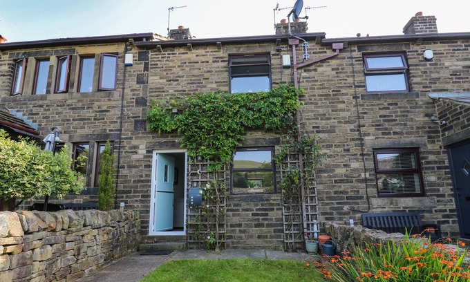 Denshaw Cottage | 52 DELPH ROAD, pet friendly, with a garden in Delph