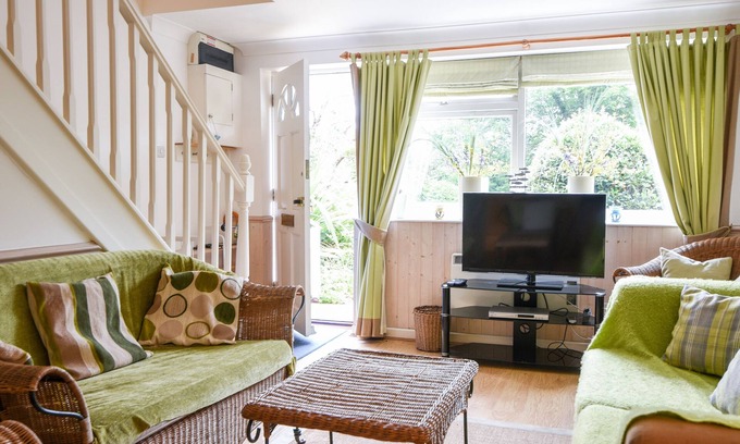 Charmouth Cottage | 52 Fernhill Heights