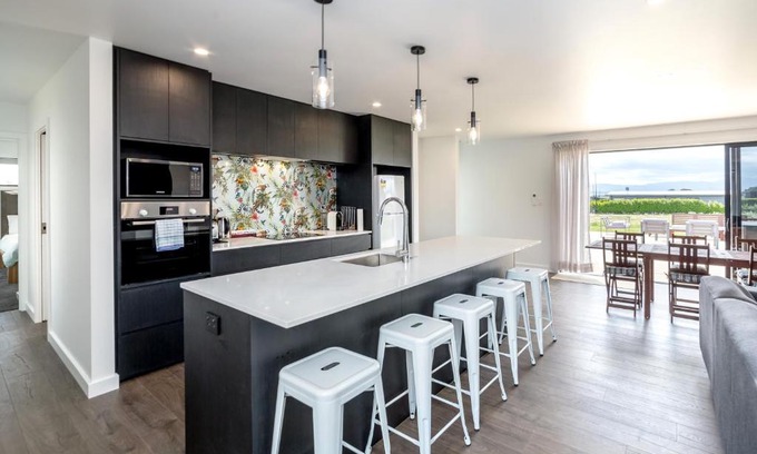 Martinborough House | 53 Burgundy