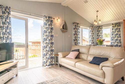 Mullacott House | 55 Meadow View Lodge - 3 Bed-Sleeps 6-TJS55MV