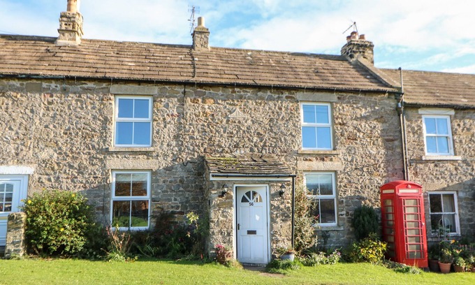 Richmond House | 56 THE GREEN, pet friendly, character holiday cottage in Richmond