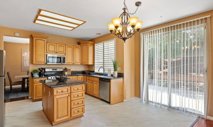 Riverside House | 5BR/3BA | Queen Beds | Family Home in Riverside