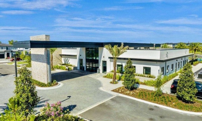 Mariner's VIllage House | “5BR/5BA Townhome w/Screened Pool & Aquarius Club – Near SeaWorld”