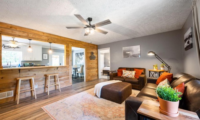 Woodstock House | 5BR Combined Units with Hot tub and Grill