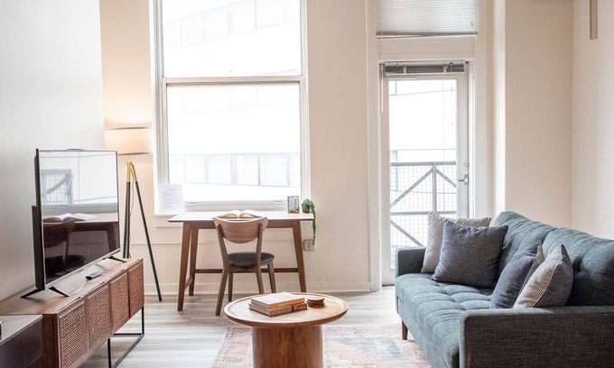 Mile Square Apartment | 5BR CozySuites The Block-SkybridgeAccess