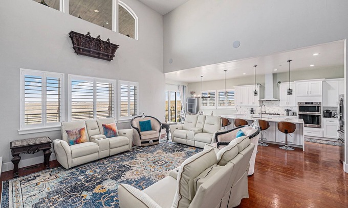 Hudson Villa | 5BR King’s Retreat Grand Villa w/Patio + Views