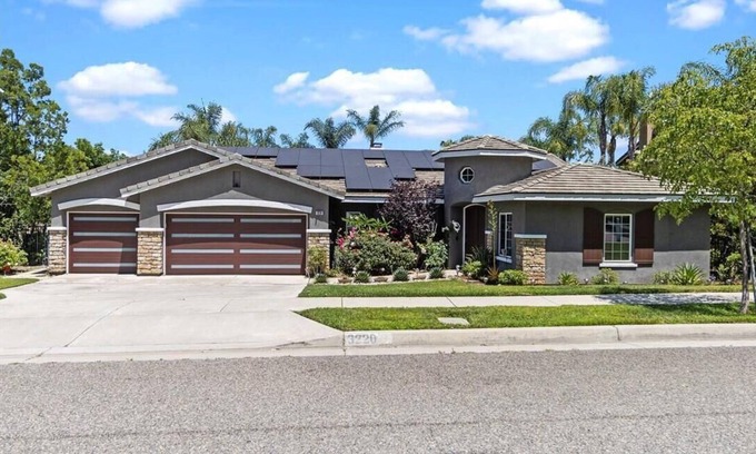 Corona House | 5star Home in Dos Lagos area-~Ideal to accommodate large groups, vacation home!