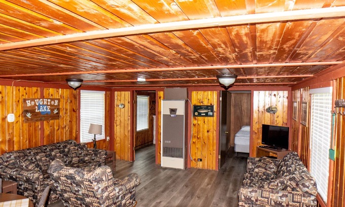 Houghton Lake Cabin | 6 Amazing Cabins Just Steps Away from the Lake