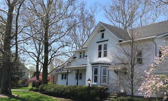 Sandusky Other | 6 Bedroom Homestead, 9 miles from Cedar Point coasters