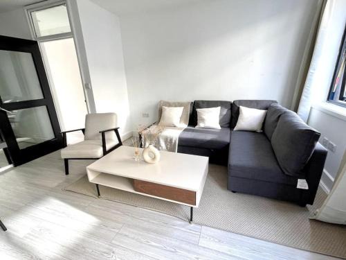 Bunhill Apartment | 6 bedroom in a 3 apartment building complex, great for large group bookings, central London location