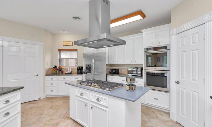 Humble House | 6-Bedroom Lakeside Escape: 25 Min to Downtown LS