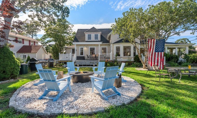 Onset House | 6-bedroom Oasis house in Onset w/HUGE backyard, Firepit, Wifi, & work desk
