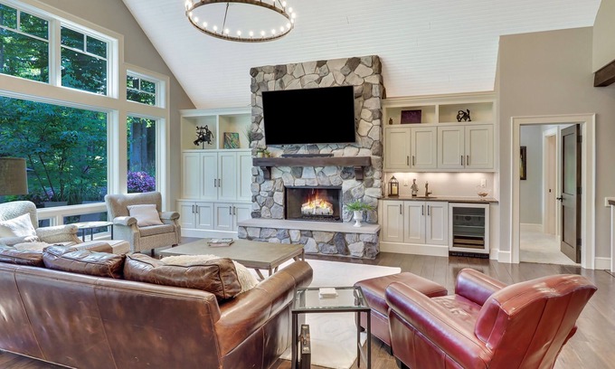 Boyne Falls House | 6 Bedroom Oasis | Ski-In/Ski-Out | Hot Tub | Steps to the Alpine Chairlift |