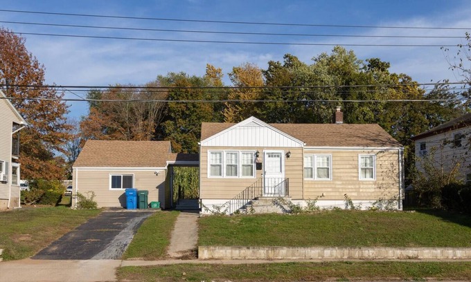 New Haven House | 6 mins Drive to Yale Uni/ 4BR2BTH/ Pool Table