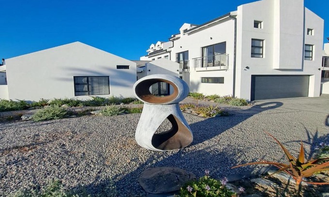 Shelley Point Apartment | 6 on Third