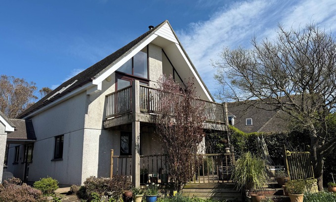 Praa Sands House | 6 THE LINKS, pet friendly, country holiday cottage in Praa Sands