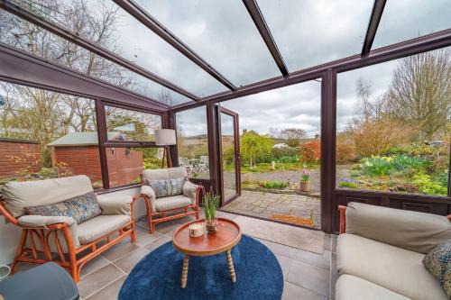 Bampton House | 6 The Mews - Cosy Cottage with garden