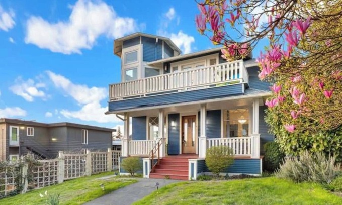West Queen Anne House | 6B3B Luxury Home! Sleeps 20! Beautiful Views!