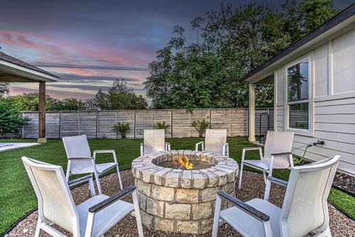 Cottonwood Shores House | 6BD Retreat for 14 with Fire Pit Patio & Lake Access