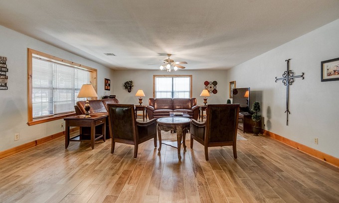 Kingston House | 6bdrm Walk to Beach or Marina! Swim, Fish, Launch!