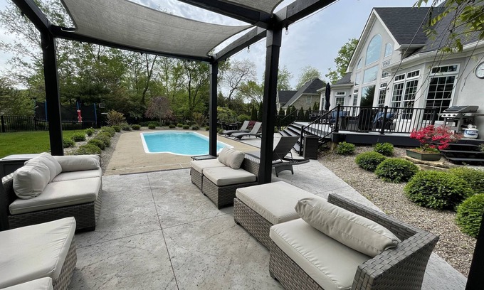 Crestwood House | 6br/5ba Home In Crestwood Sleeps 12-14