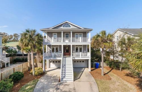 Isle of Palms House | 7 41st Avenue by AvantStay Private Pool Near Beach