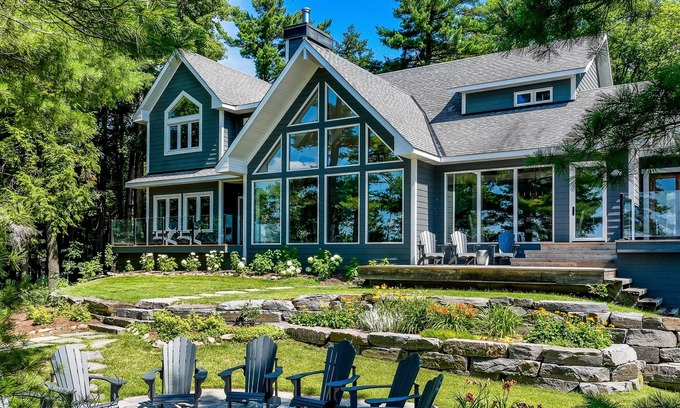 Bracebridge Cottage | 7 bdrm, 5 bath Luxury Cottage, Boathouse, Lake Muskoka, All day sun! Sunsets!