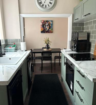 Everton House | 7 Bed Home - 1 minute walk to Anfield Stadium!