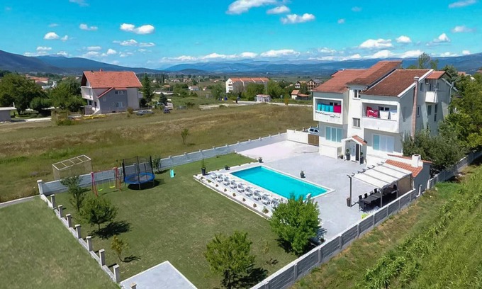 Trilj House | 7 bedroom awesome home in Trilj