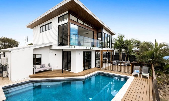 Mooloolaba House | 7 bedroom home on Mooloolaba canal