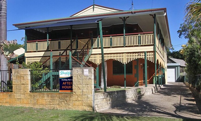 Amity Point House | 7 Bedroom Queenslander close to rock wall