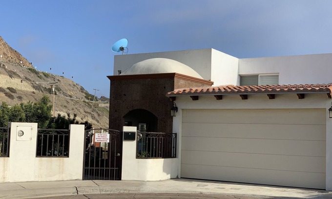 Rosarito Villa | 7 minute drive to famous lobster town "Puerto Nuevo".