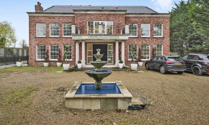 Romford Villa | 7bed Mansion With Cinema And Indoor Pool