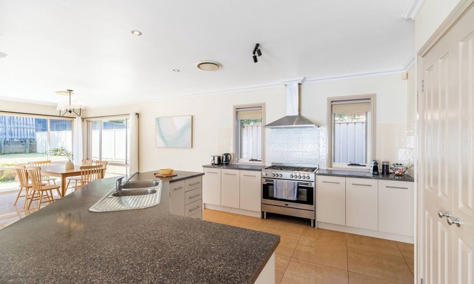 Kellyville House | 7min Walk to Metro Station, Elegant 5BR House