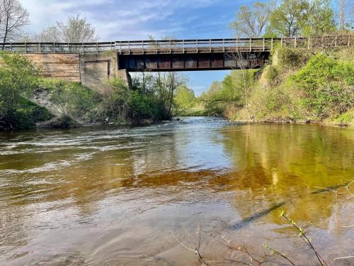 Thompsonville House | 8 Acres on Betsie River River front Trails Disc golf