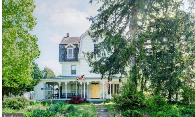 Betterton House | 8-bedroom house with AC and WiFi in Betterton. 7 minute walk to the beach.