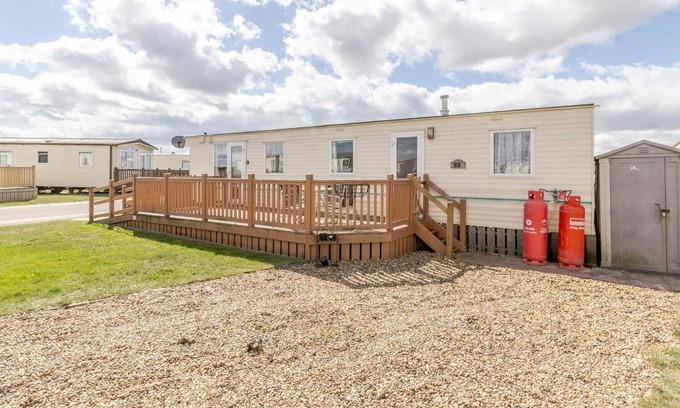 Lowestoft House | 8 berth caravan for hire by the beach & many attractions in Suffolk ref 40093ND
