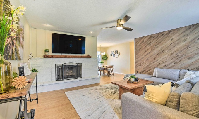 Bradenton House | 8 Mi to Beaches: Bradenton Home w/Poolside Oasis!