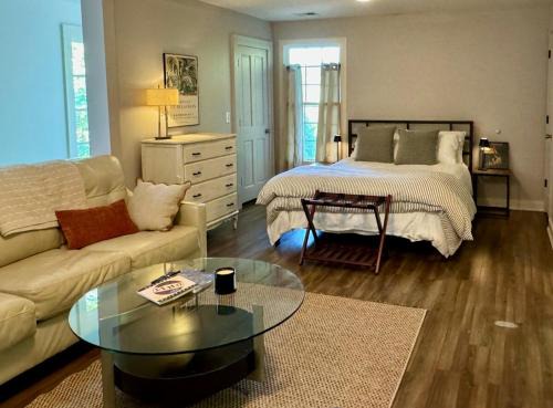 Athens House | 8 min to UGA NEW Lake Loft Apt near downtown Athens at UGA free wifi and coffee