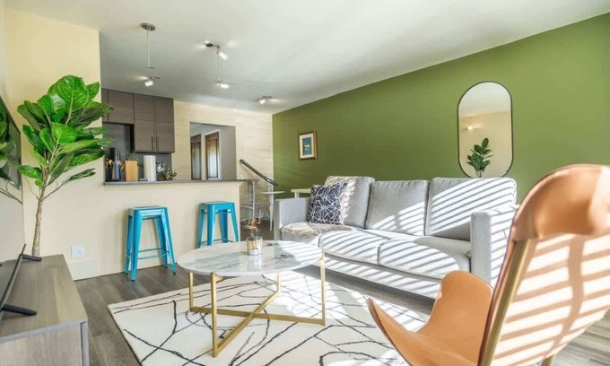 East Riverside - Oltorf Apartment | 8 mins to Downtown King Bed | Pool, Parking Gym 04