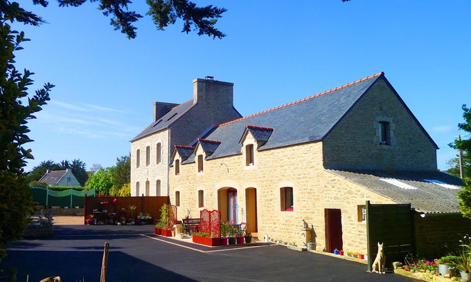 Kerlouan House | 800m from beaches, GR34 and Ménéham classified site. 4 people.enclosed garden