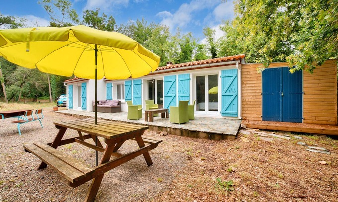 Longeville-sur-Mer Ski Chalet | 850 from de beach, new house for 6 in the wood