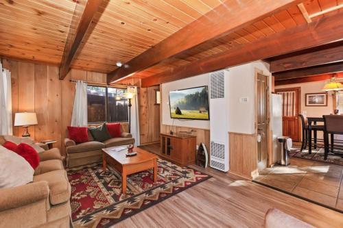 Big Bear Apartment | 88 Acres Cottage in Big Bear w HotTub & Fireplace