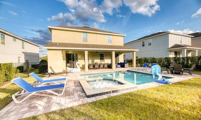 Bay Lake Villa | 9 Bed/9Bath/LARGE POOL AND HOT TUB/only 10 mins Disney/Stylish and Contemporary